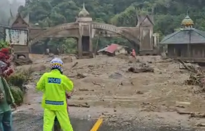 jembatan-kembar-silaing-dihantam-galodo,-jalur-padang-bukittinggi-putus-total