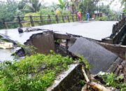 Dihantam Luapan Sungai 4 Jembatan Putus, Akses Masyarakat Terisolasi