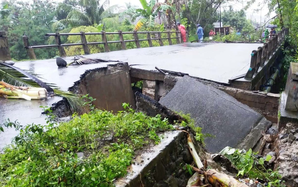 dihantam-luapan-sungai-4-jembatan-putus,-akses-masyarakat-terisolasi