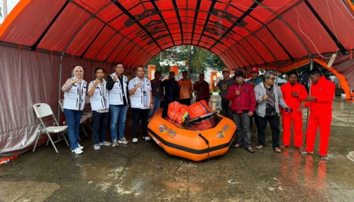 BRI Salurkan Bantuan, Ringankan Korban Banjir Bandang Padang
