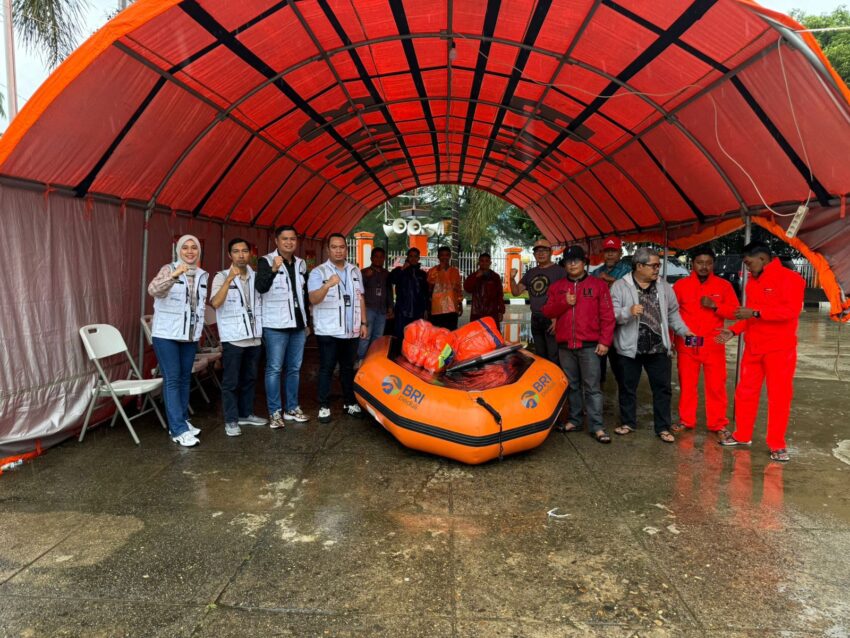 gerak-cepat-bri-peduli,-perahu-karet-dan-makanan-siap-saji-tiba-di-lokasi-banjir-padang