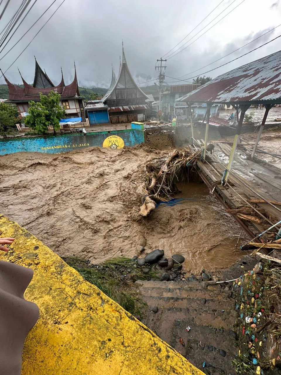 pln-salurkan-bantuan-untuk-rakyat-terdampak-banjir-bandang-di-nagari-saniang-baka