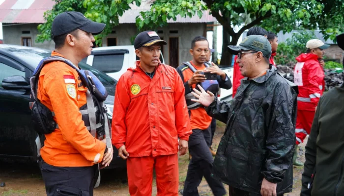 Masyarakat Malalo Diungsikan dengan Perahu via Danau Singkarak
