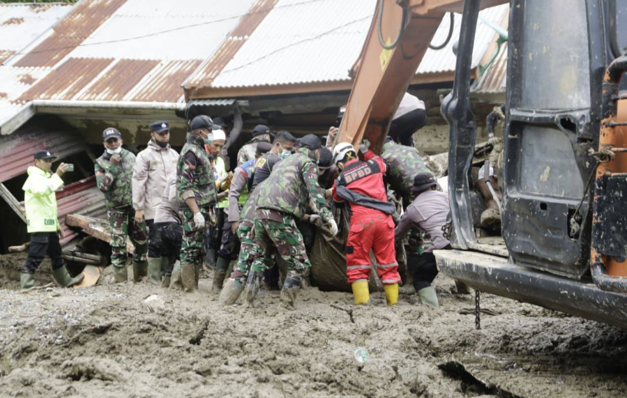 bpbd-evakuasi-16-jenazah-korban-galodo-silaing-jembatan-kembar