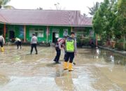 Kapolsek Pimpin Bersih-bersih SDN 18 Tilkam dari Lumpur Banjir