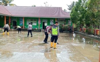 Kapolsek Pimpin Bersih-bersih SDN 18 Tilkam dari Lumpur Banjir
