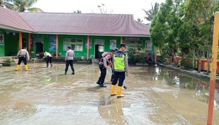 Kapolsek Pimpin Bersih-bersih SDN 18 Tilkam dari Lumpur Banjir