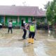 kapolsek-pimpin-pembersihan-lumpur-di-sdn-18-koto-tangah-tilkam