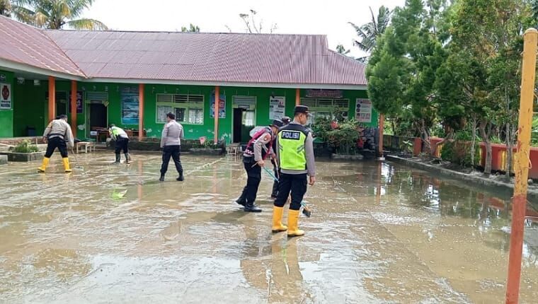 kapolsek-pimpin-pembersihan-lumpur-di-sdn-18-koto-tangah-tilkam
