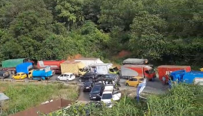 Kecelakaan Beruntun Lumpuhkan Sitinjau Lauik, Macetkan Jalan Padang-Solok