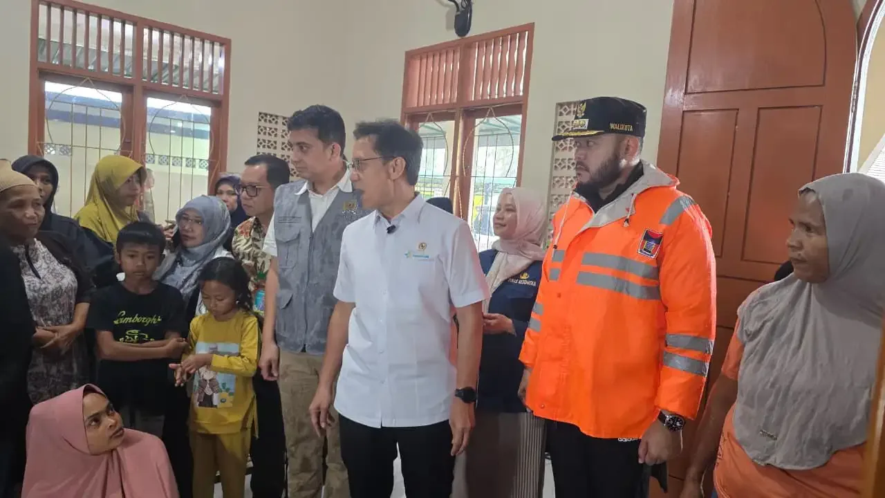 Pemko Padang mengerahkan seluruh sumber daya, termasuk ambulans, puskesmas, dokter, dan ekskavator, untuk menanggulangi bencana hidrometeorologi