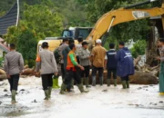 Jalan Putus, Tanah Datar Kekurangan Alat Berat untuk Evakuasi Material Banjir