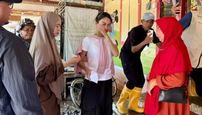 Peduli Pendidikan, Azizah Donasi Pulihkan TK Terdampak Banjir di Padang