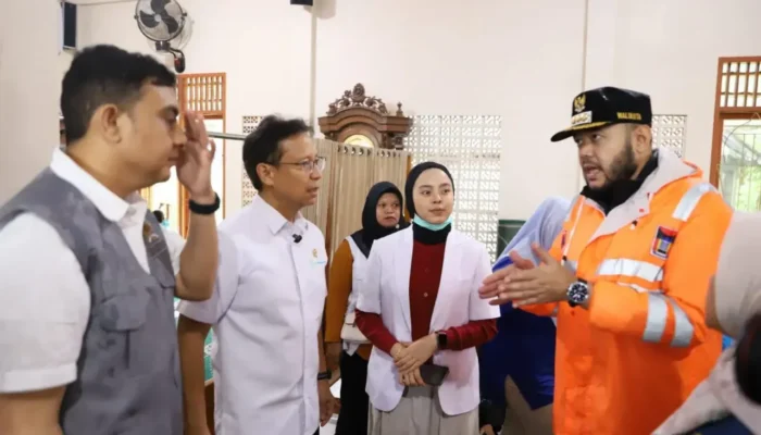 Menkes Tinjau Kondisi Pengungsi Banjir, Janjikan Dukungan Penuh