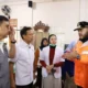 Menteri Kesehatan Republik Indonesia, Budi Gunadi Sadikin, mengunjungi posko korban terdampak banjir di Lubuk Minturun, Kecamatan Koto Tangah, Padang, Jumat (28/11/2025).
