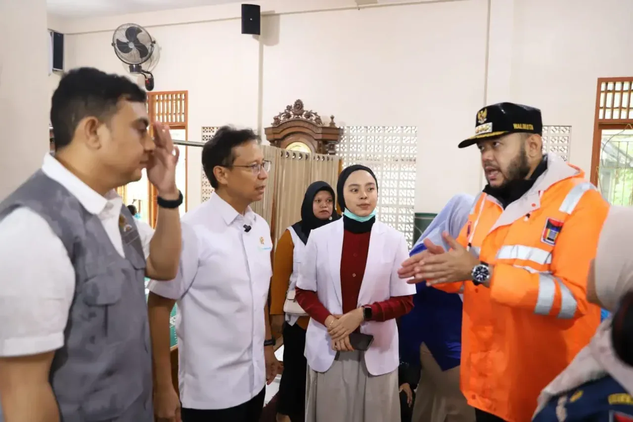 Menteri Kesehatan Republik Indonesia, Budi Gunadi Sadikin, mengunjungi posko korban terdampak banjir di Lubuk Minturun, Kecamatan Koto Tangah, Padang, Jumat (28/11/2025).