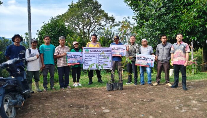Rahmat Saleh Serahkan Bibit Durian Unggulan, Dorong Ekowisata Padang