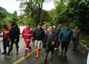 Bupati Eka Putra Pastikan Kebutuhan Korban Banjir Tanah Datar Terpenuhi