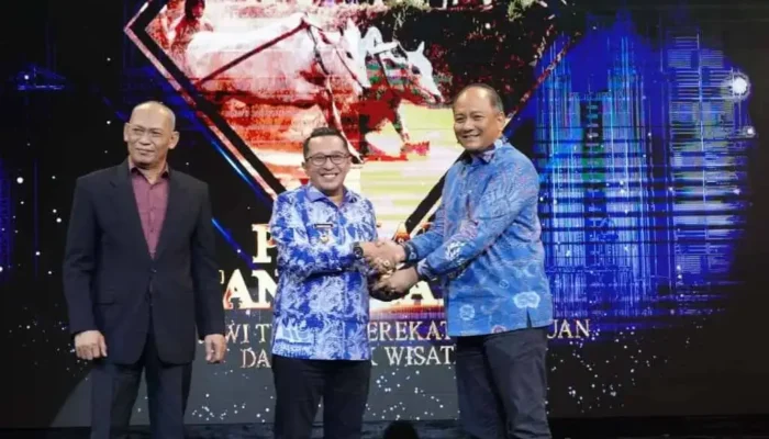 Konten Berkualitas, Tanah Datar Raih Penghargaan RRI 2025