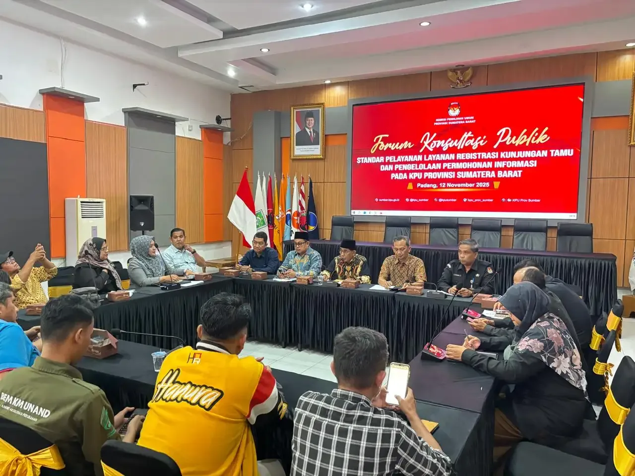 KPU Sumbar gelar Forum Konsultasi Publik terkait penyusunan standar pelayanan registrasi kunjungan tamu dan pengelolaan permohonan informasi, di Aula KPU Sumbar, Rabu (12/11/2025).