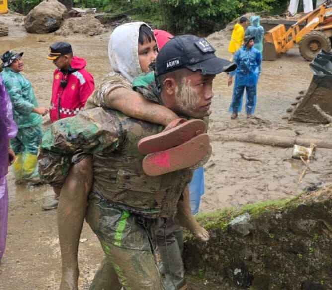 Tim SAR mengevakuasi jenazah Serda Robi Handaryo, prajurit TNI yang gugur akibat longsor di Sumatera Barat saat membantu evakuasi warga.