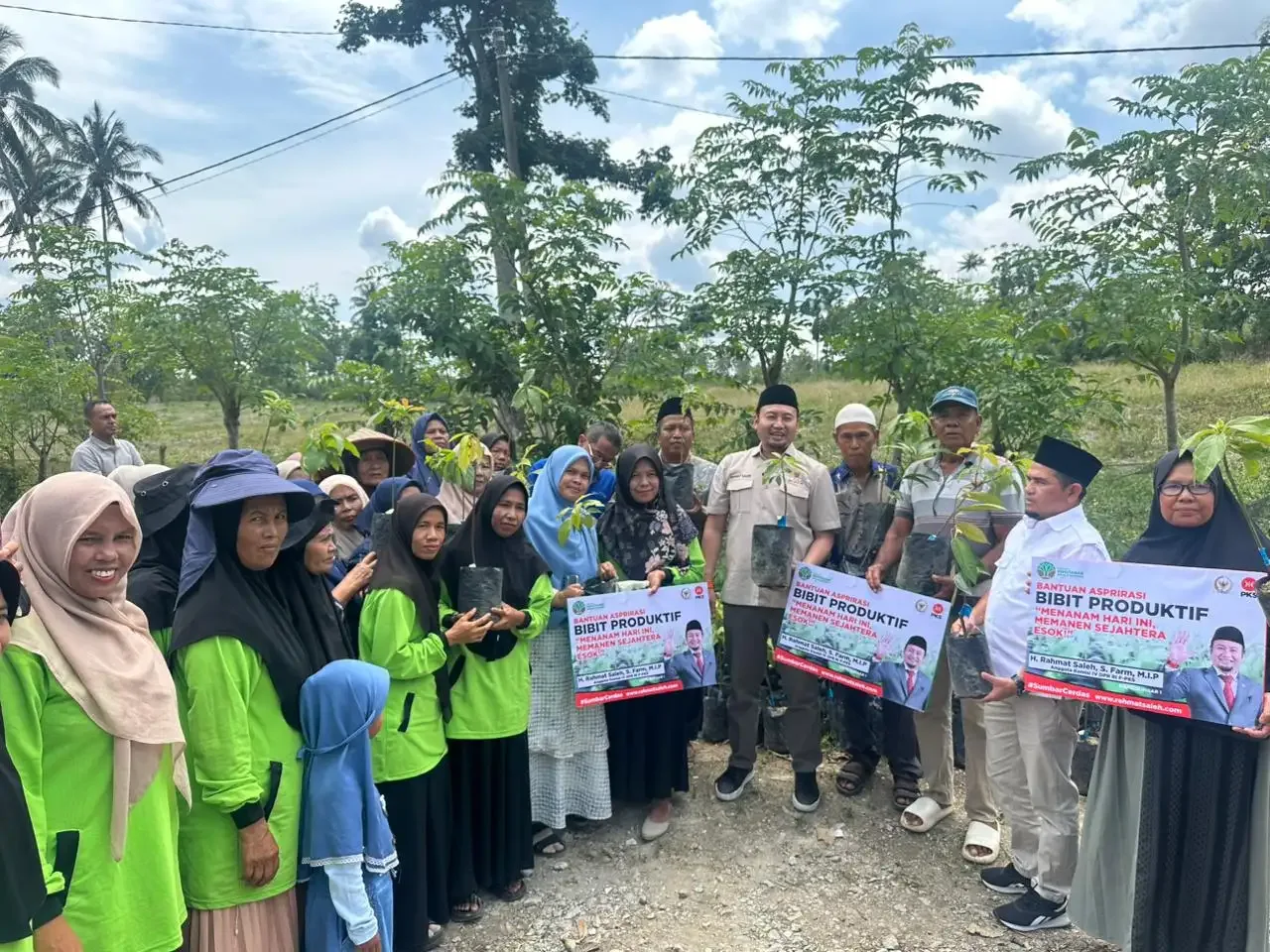 Anggota Komisi IV DPR RI, Rahmat Saleh, menyerahkan bibit unggul kepada kelompok tani di Kecamatan Junjung Sirih, Nagari Paninggahan, Kabupaten Solok, Sumatera Barat, pada Sabtu (15/11/2025).