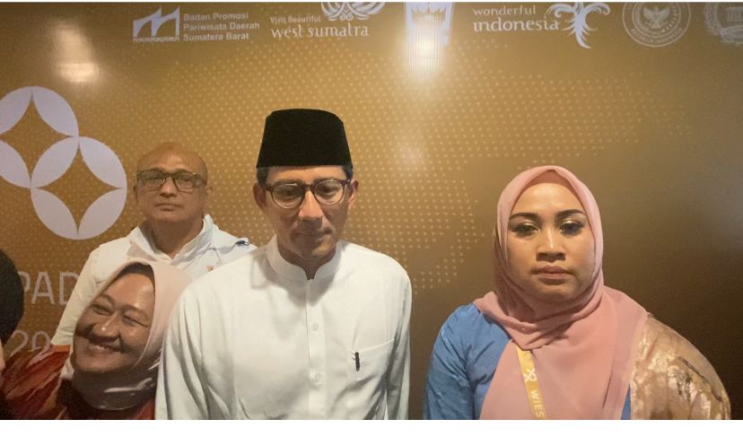 Sandiaga Uno memberikan sambutan di World Islamic Entrepreneur Summit (WIES) 2025 di Padang.