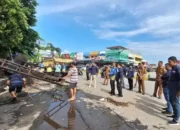 Diskominfo Kota Solok Evakuasi BalihoTumbang Akibat Angin Badai