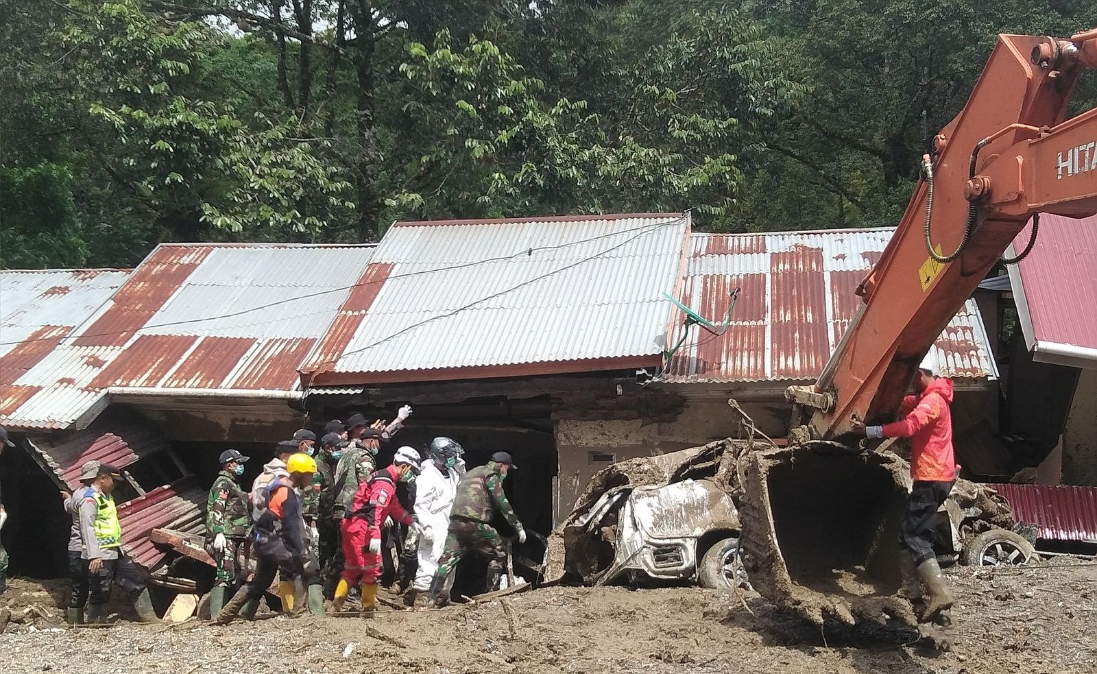 jalankan-instruksi-dony-oskaria,-bumn-bergerak-bantu-korban-banjir-sumatra