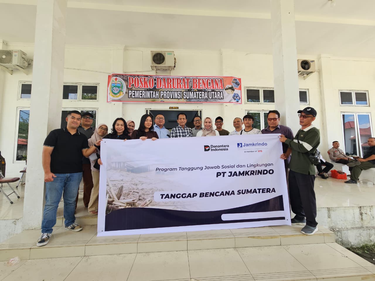 jamkrindo-salurkan-bantuan-tanggap-darurat-banjir-di-wilayah-sumatera