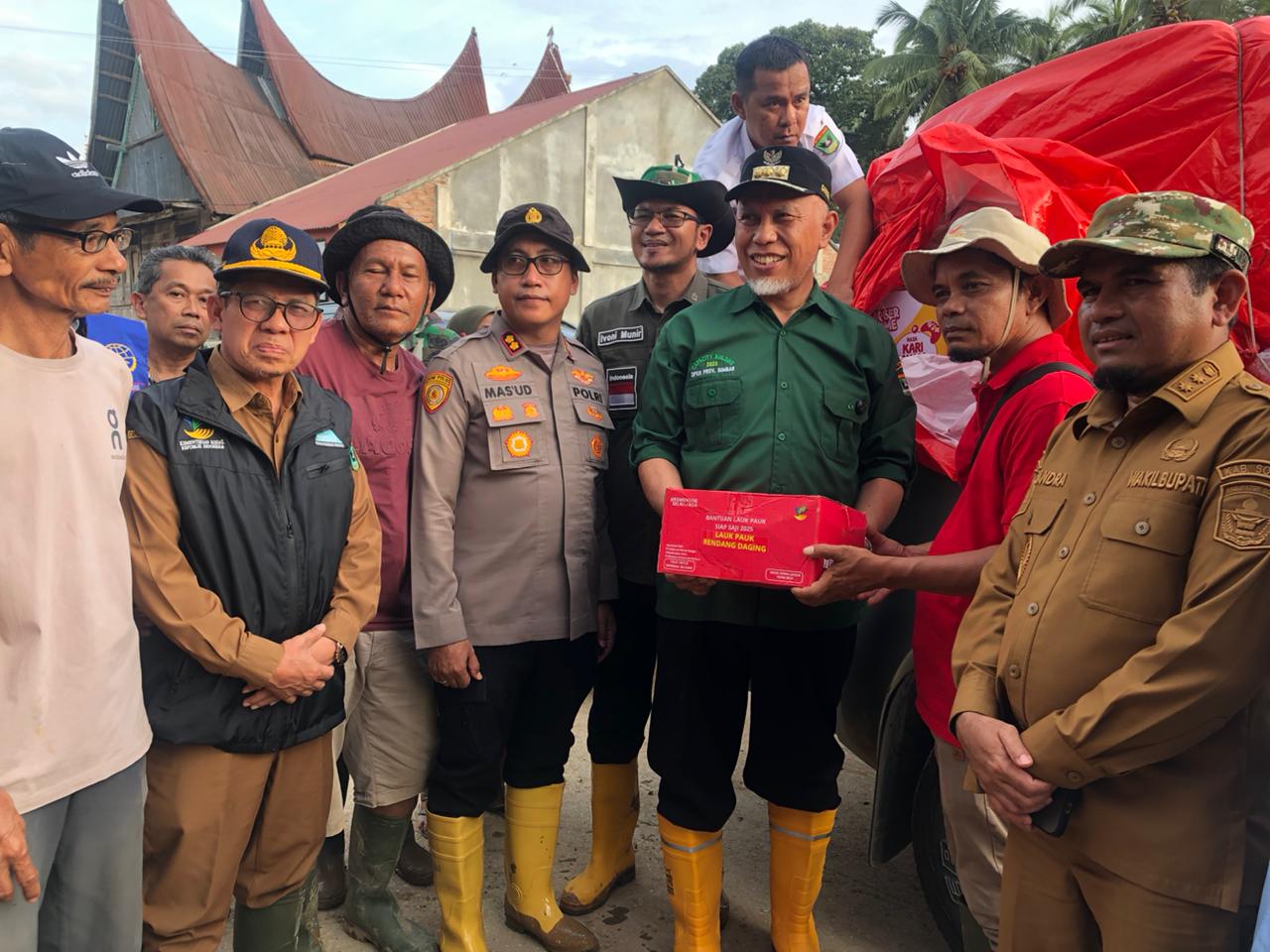 tinjau-korban-bencana-di-junjung-sirih,-gubernur-sumbar-serahkan-bantuan-senilai-rp68-juta
