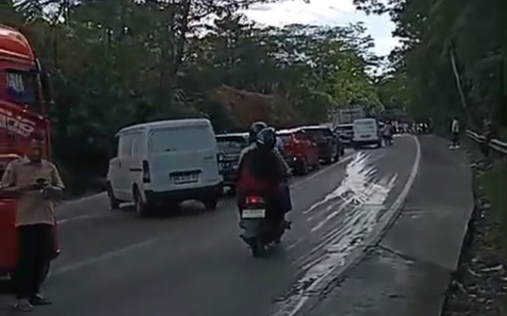 sitinjau-lauik-macet-total,-ketua-muhammadiyah-sumbar-desak-pemerintah-cepat-antisipasi