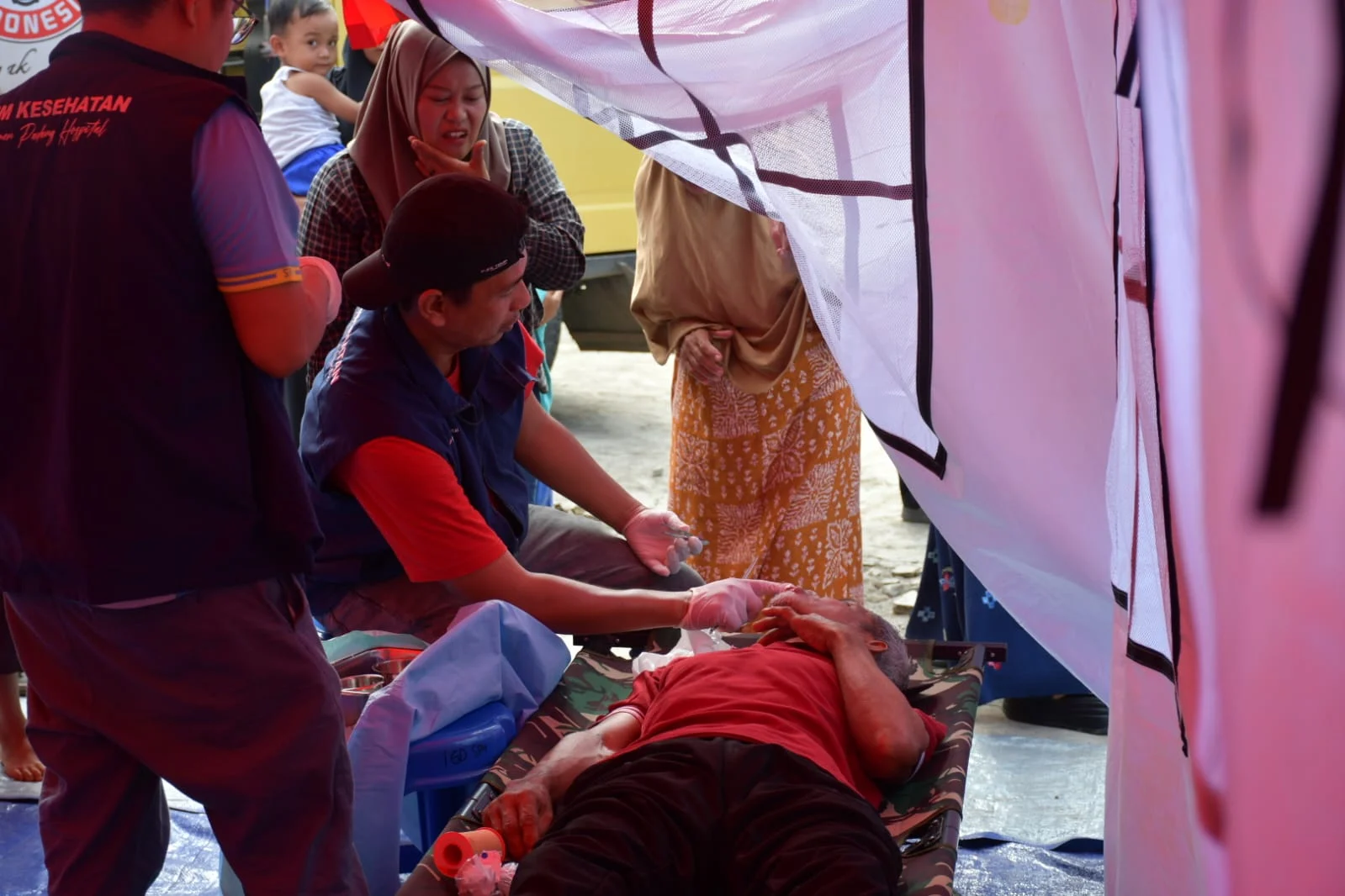 posko-semen-padang-peduli-didatangi-korban-banjir-bandang-palembayan-untuk-mendapatkan-pelayanan-kesehatan