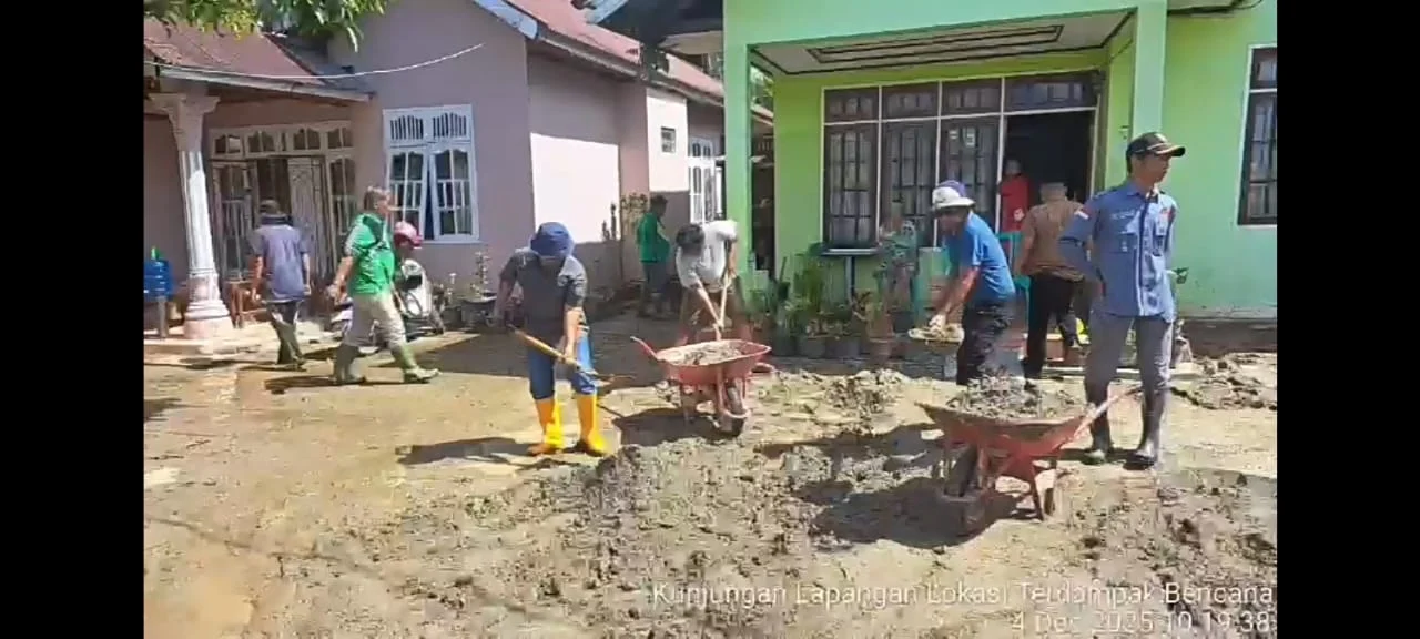 relawan-disbuntanhor-sumbar-turun-tangan-bersihkan-material-banjir-di-nagari-bayua