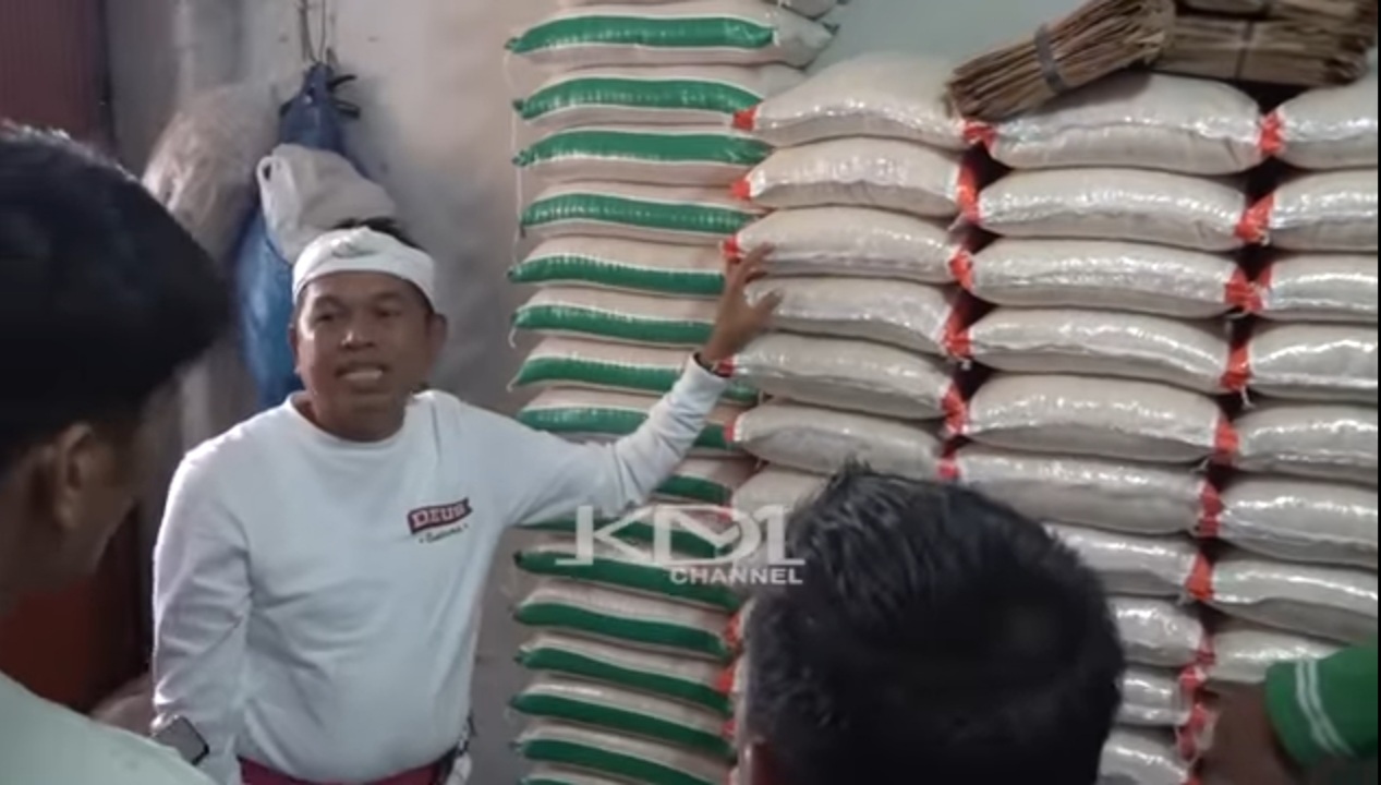 bantu-korban-bencana-sumatra,-gubernur-jabar-kdm-borong-sembako-di-pasar-raya-padang