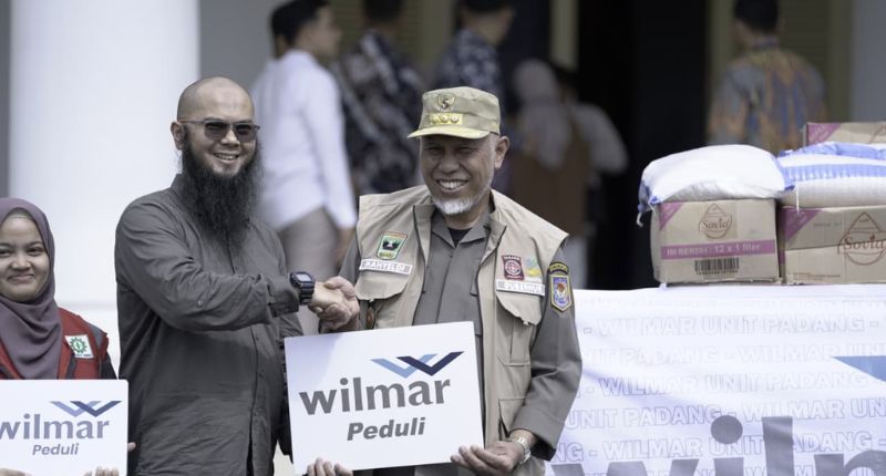 wilmar-serahkan-6-ton-bantuan-beras-dan-minyak-goreng-untuk-korban-bencana-di-sumbar