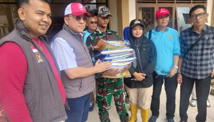 Irman Gusman Tinjau Malalak, Salurkan Bantuan Korban Longsor