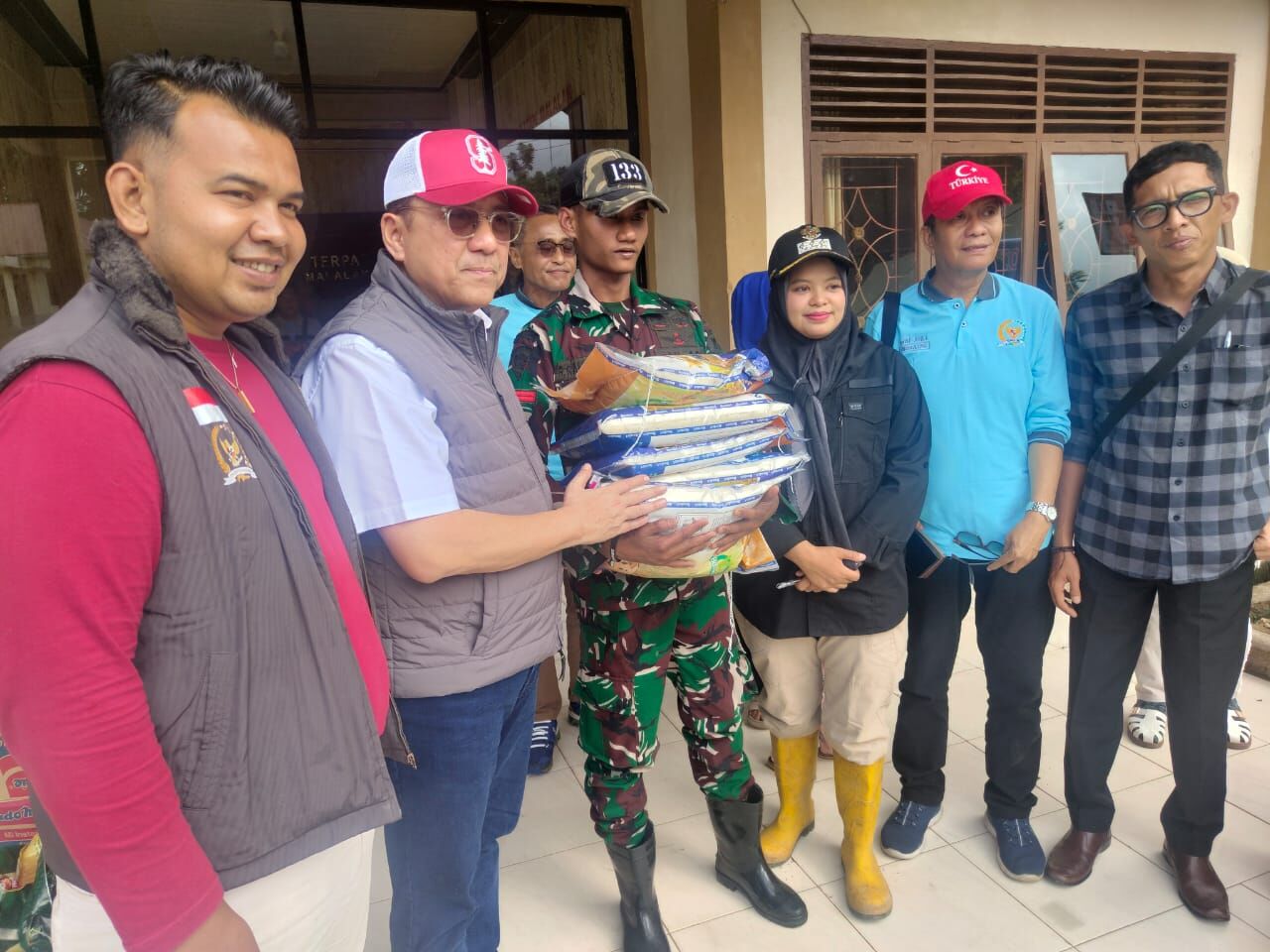 anggota-dpd-ri-irman-gusman-tinjau-malalak,-salurkan-bantuan-1-ton-beras-untuk-dua-lokasi