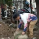 wali-kota-solok-goro-bersama-masyarakat-bersihkan-lumpur-sisa-banjir-di-tanah-garam