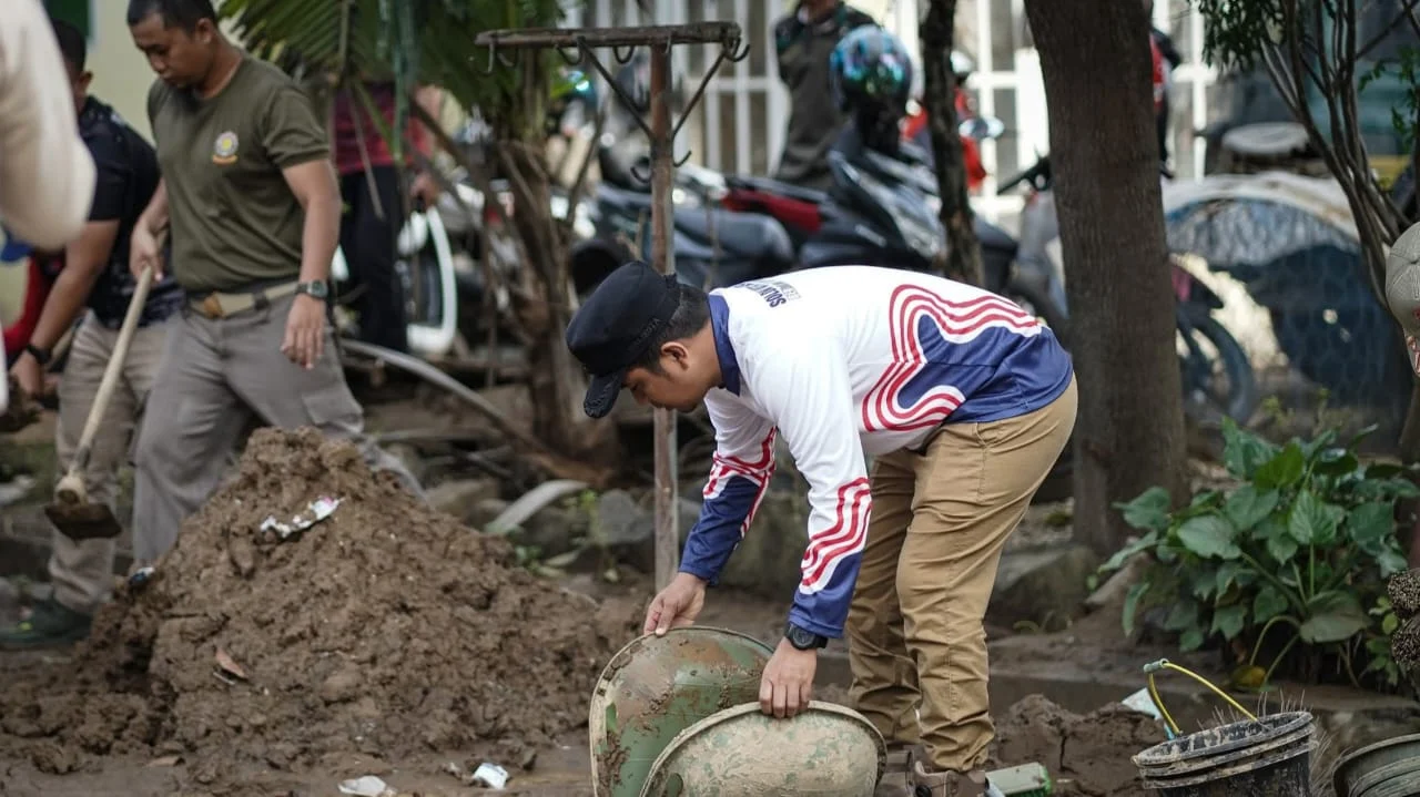 wali-kota-solok-goro-bersama-masyarakat-bersihkan-lumpur-sisa-banjir-di-tanah-garam