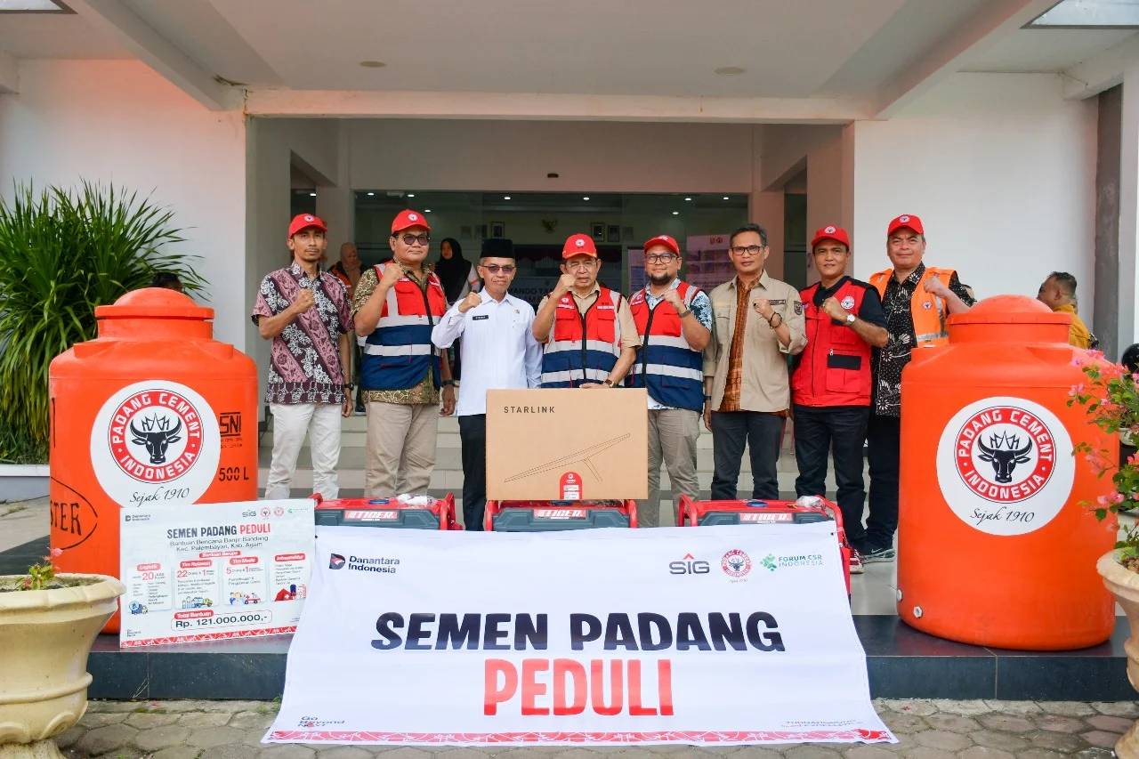 dirut-pt-semen-padang-serahkan-bantuan-senilai-rp210-juta-untuk-penanganan-bencana-ke-gubernur
