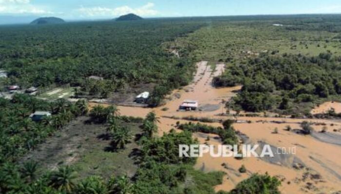 Agam Percepat Bersih Banjir, Tutup Jalan ke Palembayan