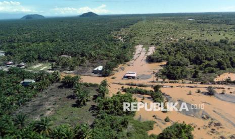 bersihkan-material-banjir,-pemkab-agam-tutup-jalan-palembayan