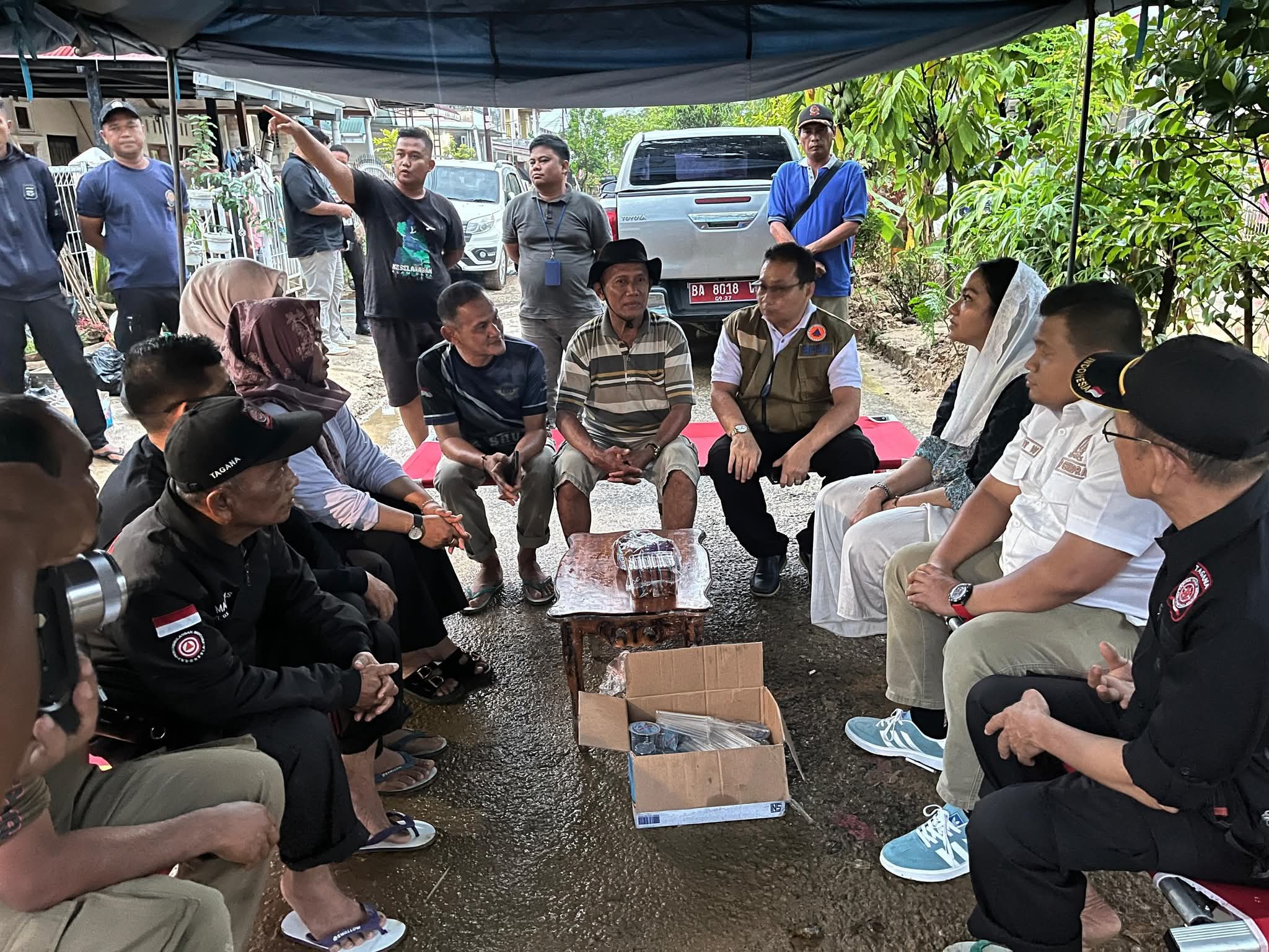 bupati-annisa-tinjau-pos-relawan-dharmasraya-di-taruko-kota-padang