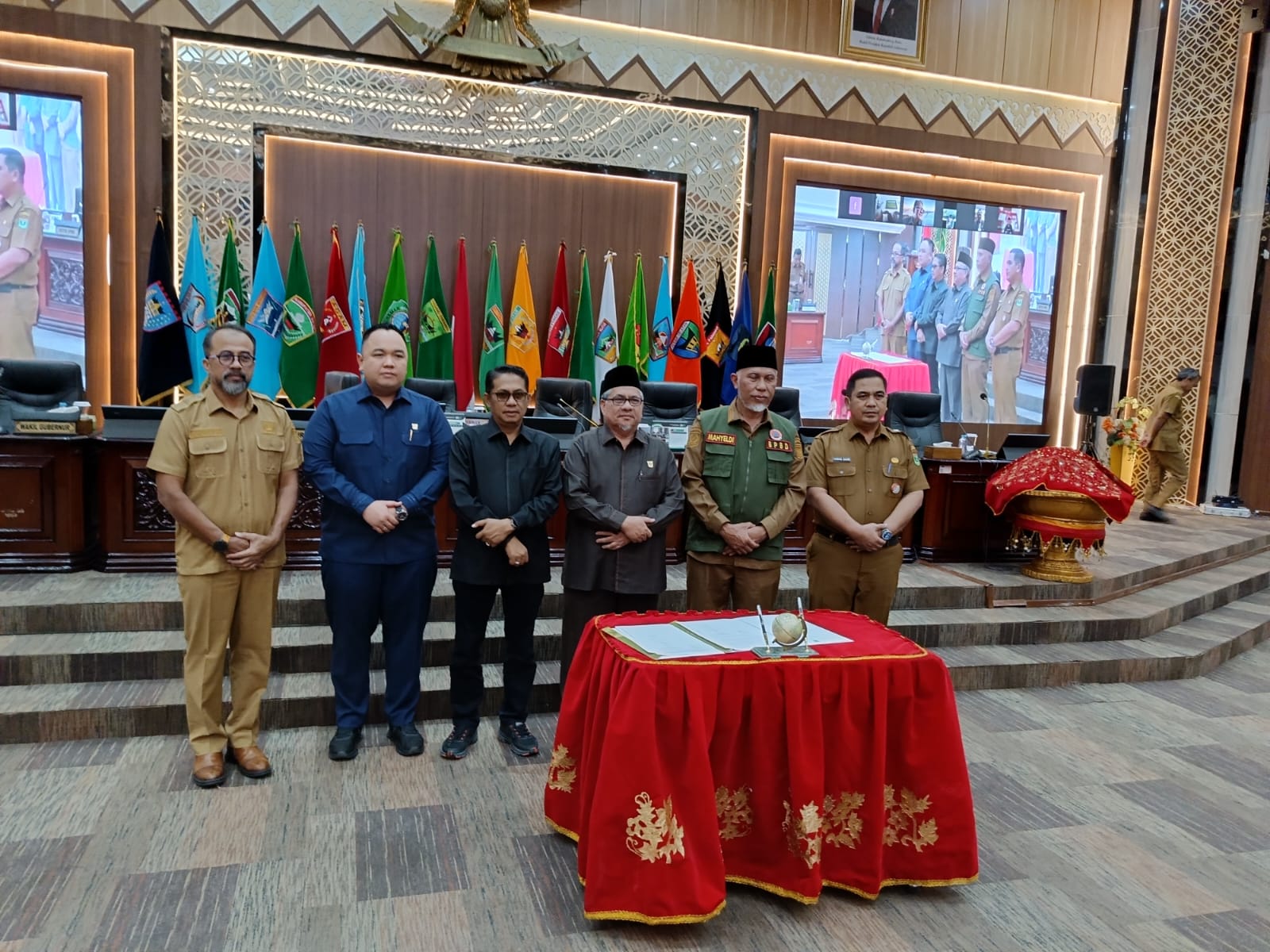 pemprov-dan-dprd-sumbar-sahkan-2-ranperda