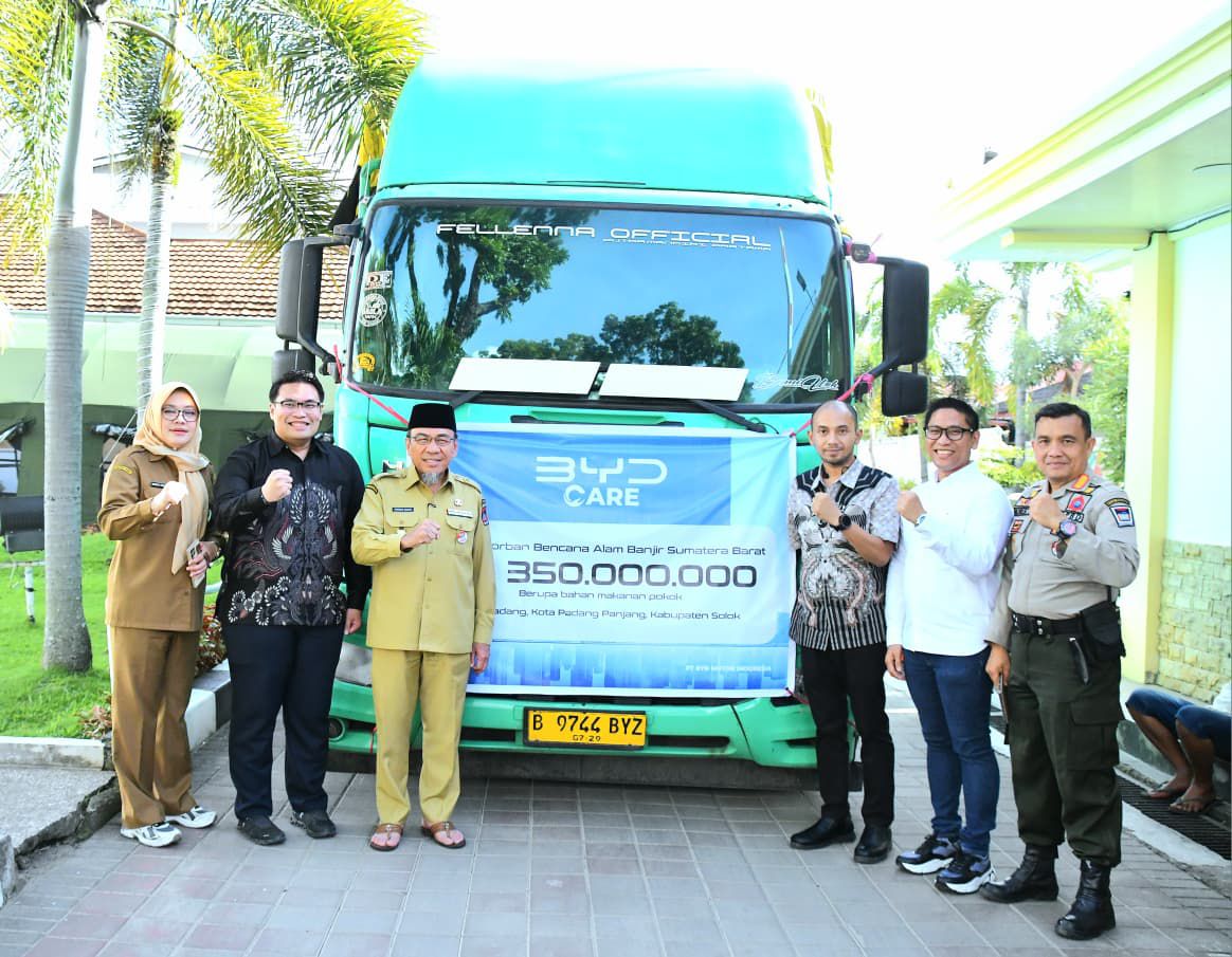 pemko-padang-terima-bantuan-logistik-dari-byd-motor-indonesia