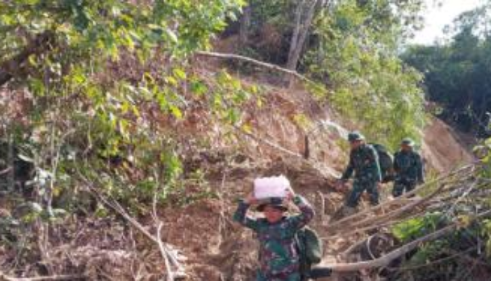 Tembus Wilayah Terisolasi di Tapteng, TNI Jalan Kaki Terobos 20 Titik Longsor