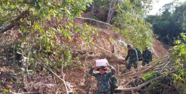 tembus-wilayah-terisolasi-di-tapteng,-tni-jalan-kaki-terobos-20-titik-longsor