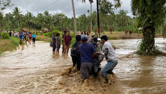 Diguyur Hujan, Banjir Kembali Rendam Permukiman di Pasbar