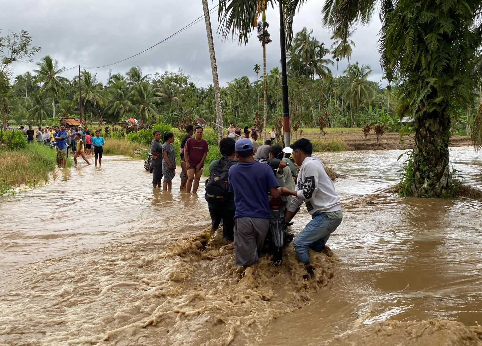 diguyur-hujan,-permukiman-di-rabi-jonggor-pasbar-kembali-dilanda-banjir